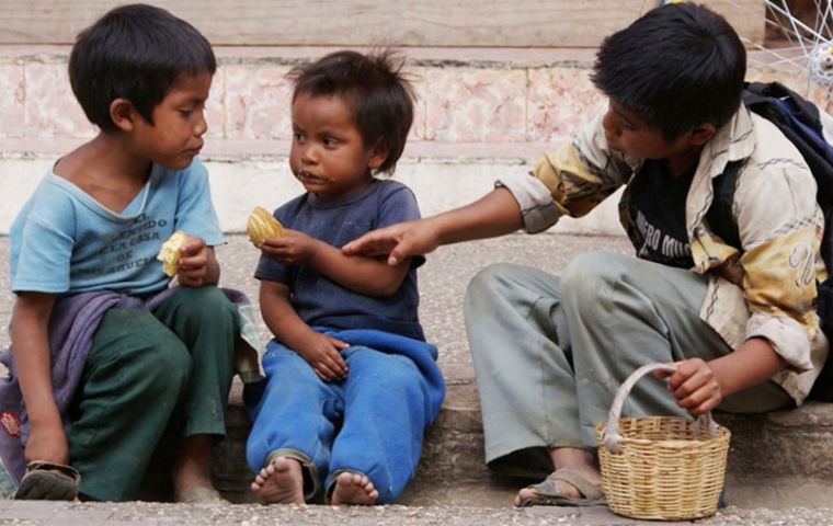 El informe del Barómetro de Deuda Social de la Infancia de la UCA expone que de los 51,7% de los adolescentes y niños que viven en la pobreza, 10,2% son indigentes