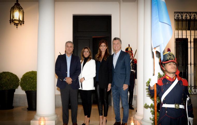 La Presidencia argentina difundió una fotografía en la que se ve a ambos matrimonios posar con amplias sonrisas.