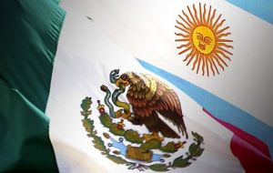 Mientras Estados Unidos amenaza con aranceles, México y Argentina negocian un acuerdo de libre comercio 