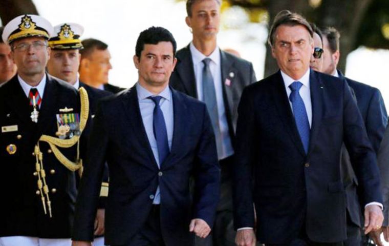 Bolsonaro recibió a Moro para una reunión privada y luego juntos atravesaron en lancha el lago Paranoá, para una ceremonia en la que el ministro fue condecorado.