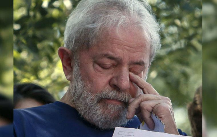 La presidente del PT, Gleisi Hoffmann, y el líder del Movimiento de Trabajadores Sin Techo (MTST), Guillermo Boulos visitaron a Lula en Curitiba