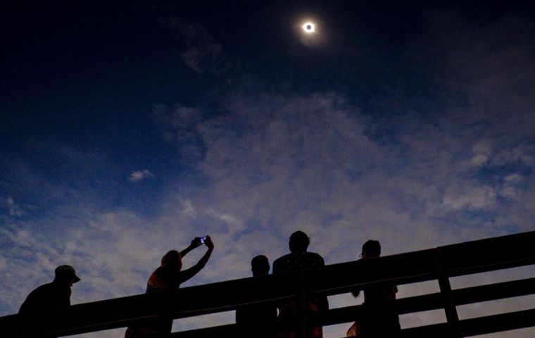 Además de científicos, llegarán los denominados “cazadores de eclipses”, personas que viajan por el mundo en busca de estos espectáculos astronómicos. 
