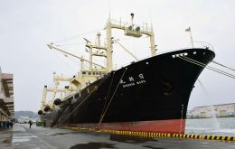 Este lunes, el barco factoría Nisshin Maru, buque insignia de la flota ballenera nipona, y otros varios navíos dejaron el puerto de Shimonoseki  