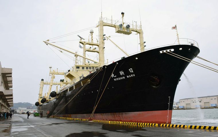 Este lunes, el barco factoría Nisshin Maru, buque insignia de la flota ballenera nipona, y otros varios navíos dejaron el puerto de Shimonoseki  