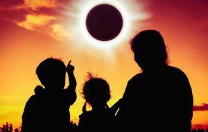 “El último eclipse total que se vio en Argentina fue el 13 de noviembre de 2010, en el Calafate, pero fue muy breve, también en el momento de la puesta del Sol”.