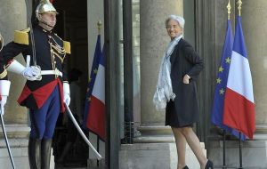 Lagarde siempre pionera: fue la primera mujer en dirigir el gabinete de abogados Baker McKenzie, la primera mujer a cargo del Ministerio de Economía de Francia