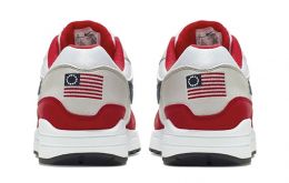 La polémica se generó ya que las zapatillas traían en el talón la primera bandera de Estados Unidos, conocida como “Betsy Ross”