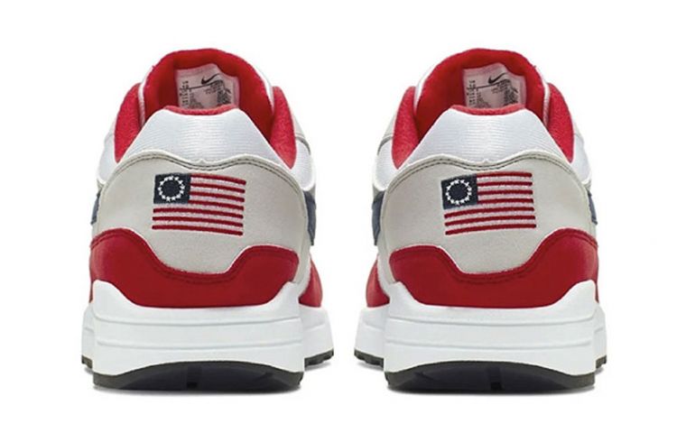 La polémica se generó ya que las zapatillas traían en el talón la primera bandera de Estados Unidos, conocida como “Betsy Ross”