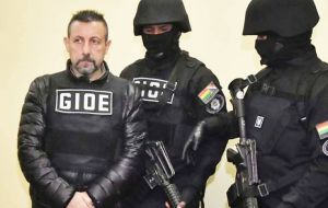 La policía boliviana mostró al italiano, que vestía una chaqueta negra de cuero cubierta por un chaleco antibalas 