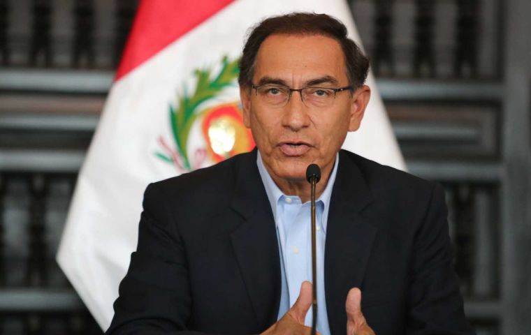 El presidente Martín Vizcarra hizo el anuncio tras una reunión con un grupo de gobernadores del sur del país que reclaman la anulación de la licencia