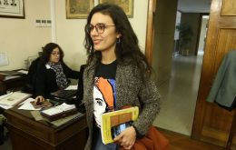 El proyecto fue presentado por la diputada comunista Camila Vallejo que busca reducir la jornada laboral de 45 a 40 horas semanales.