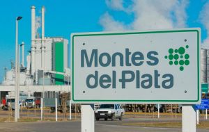 CMPC a su vez es una empresa casi centenaria de Chile que entre otros activos es socia de la pastera uruguaya en Colonia, Montes del Plata