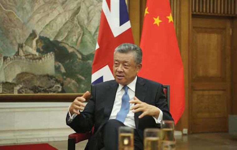 “Si la situación sigue empeorando y los disturbios se vuelven incontrolables”, el gobierno central no se quedará de brazos cruzados”, sostuvo el embajador Liu Xiaoming en Londres