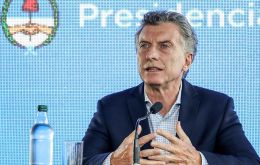 Macri dijo que su “única prioridad es cuidar a los argentinos y llevarles alivio” y justificando la decisión “a partir de la situación que se generó este lunes”. 