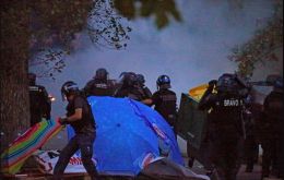 Los manifestantes hicieron barricadas para obstaculizar el acceso de las fuerzas de seguridad al campamento donde militantes anticapitalistas y ecologistas celebran una cumbre alternativa al G7. (AP)