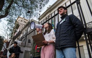 Fridays For Future y Climate Save fueron las organizadoras de la manifestación en la capital uruguaya bajo proclamas leídas al inicio y al final del acto.   Foto: Sebastián Astorga