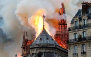 “Macron no logra siquiera evitar un previsible incendio en una iglesia que es un patrimonio de la humanidad y pretende enseñarle a nuestro país”