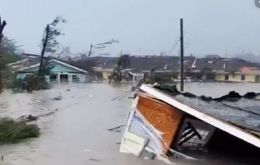 El huracán categoría 5, calificado de “catastrófico” por el Centro Nacional de Huracanes (NHC) de EE.UU. tocó tierra al mediodía en el cayo Elbow de las islas . 