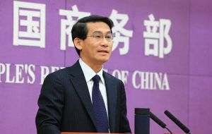 “China está muy descontenta y desconforme con las normas de la OMC; protegerá con firmeza sus derechos e intereses legítimos”, afirma el ministerio