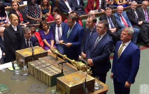 Con votos de conservadores rebeldes, la Cámara aprobó ley que exige a Johnson buscar un Brexit pactado, impidiendo un Brexit “duro” 