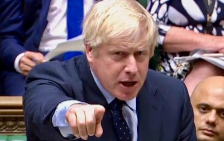 Johnson, que insiste en sacar al Reino Unido de la UE el 31 de octubre cueste lo que cueste, ofreció las elecciones como “plan B” frente a las críticas de la oposición