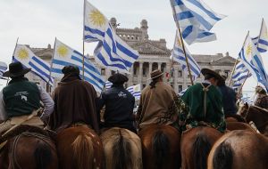 Productores rurales de todo el país se reunieron frente al Parlamento, en Montevideo. Foto: Sebastián Astorga