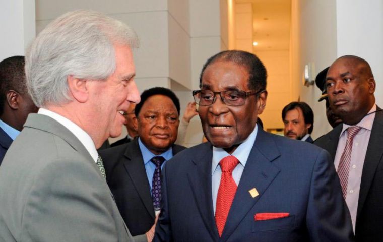 Mugabe en uno de sus últimos viajes al exterior visitó Uruguay siendo recibido efusivamente por el presidente Tabaré Vázquez