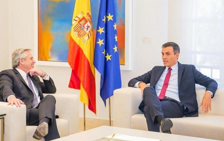  En su primera actividad de la jornada del jueves, Fernández se reunió con el jefe del gobierno español, Pedro Sánchez, en el Palacio de La Moncloa