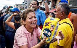 Los venezolanos que ganan un salario mínimo apenas pueden comprar 2% de la canasta básica. El sueldo mínimo mensual es de 40.000 bolívares al mes, unos 2,7 dólares 