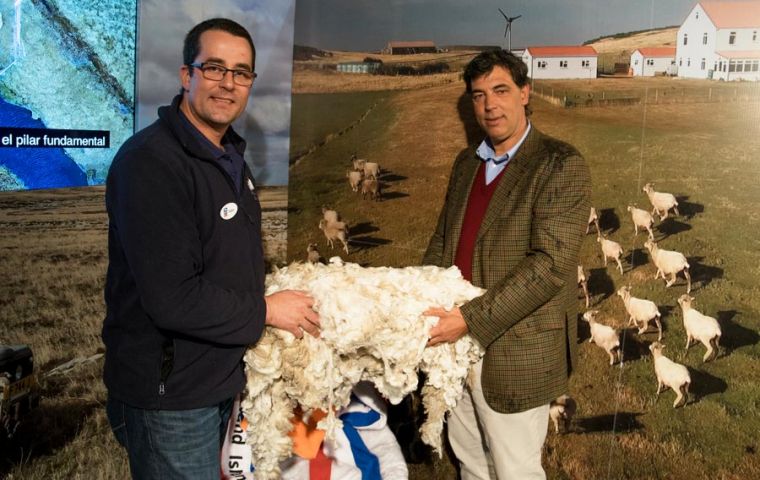 Adam Dawes del Dpto de Agricultura de las Falklands junto al Dr. Gonzalo Valdes VicePresidente de la ARU