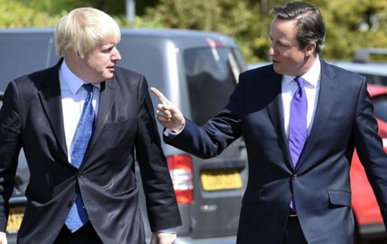 Cameron, que esta semana publica en el Reino Unido un libro de memorias (“For The Record”), criticó la estrategia que ha tomado el premier Boris Johnson