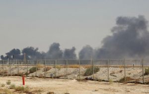 El sábado dos refinerías de la petrolera estatal Aramco, fueron atacadas con diez drones, lo que causó una reducción de cerca del 50% de su producción