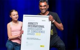 En la ceremonia de entrega del galardón, el secretario general de Amnistía Internacional, Kumi Naidoo y la joven activista sueca Greta Thunberg