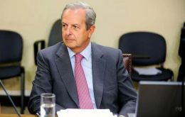 El embajador Sergio Urrejola renunció ”insinuando algunas razones” en su carta a Piñera, pero sin que se sepan públicamente sus motivos.