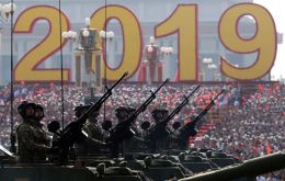 Unos 15.000 soldados, cientos de tanques, misiles y aviones de combate estaban preparados para desfilar por la plaza de Tiananmen