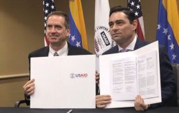 El documento fue firmado en la sede de la US AID por su director, Mark Green, y el embajador del gobierno de Guaidó en Washington, Carlos Vecchio.