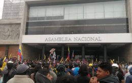 Un grupo logró romper el cerco de las fuerzas de seguridad e ingresó brevemente a la sede de la Asamblea Nacional, antes de ser desalojado por policías y militares