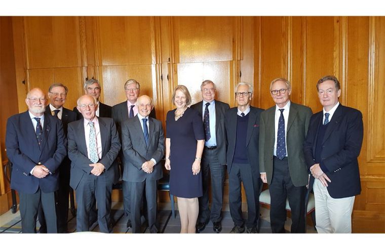  Un “plumaje” de gobernadores se reunió para homenajear a la representante del gobierno de las Falklands en Londres, FIGO, Ms Sukey Cameron, MBE