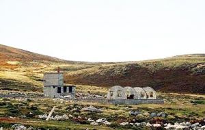 El predio al oeste de Stanley tiene unas 12.7 hectáreas de superficie, y contiene algunas reliquias del campamento militar británico de la Segunda Guerra Mundial.