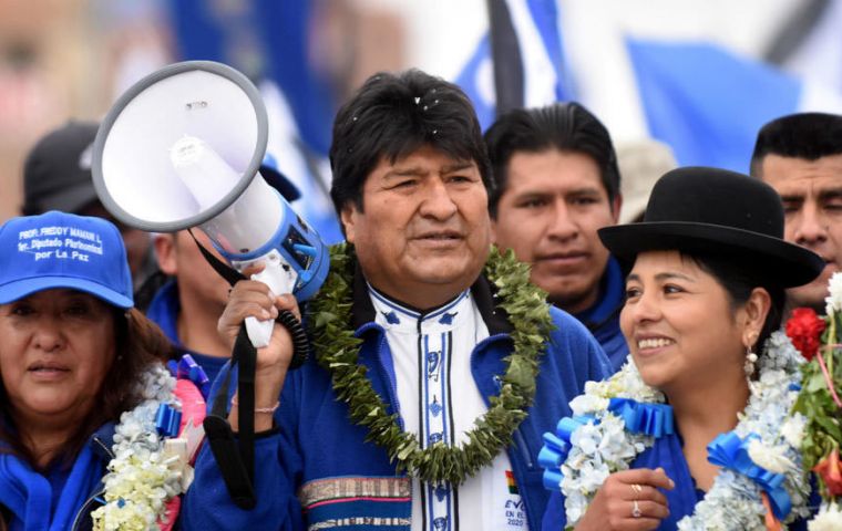 Morales, el Mandatario boliviano con más tiempo en el poder, resulta vencedor en siete de las nueve regiones del país, en tanto que Mesa y Ortiz ganan en una