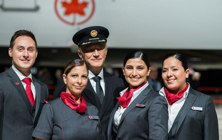 Air Canada, anunció una nueva normativa según la que sus empleados no podrán llamar más a los clientes como “damas y caballeros”. 