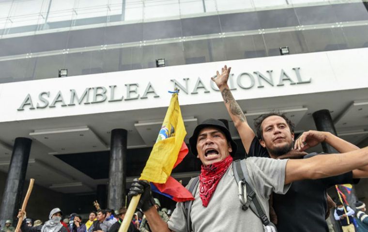 El acuerdo para derogar la eliminación de subsidios entre Moreno y la dirigencia indígena puso fin a fuertes manifestaciones que dejaron 8 muertos y 1.340 heridos