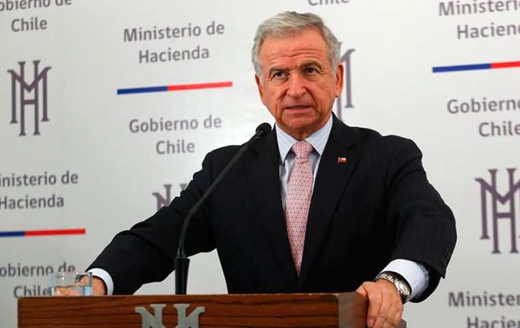 “Lo que estamos haciendo es un sacrificio muy importante de recursos públicos, porque queremos que exista paz social en Chile” dijo Larraín 