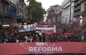 El movimiento “No a la reforma” marchó el día de ayer por la avenida 18 de julio y convocó a miles de personas. Al acto asistió el candidato oficialista, Daniel Martinez. 