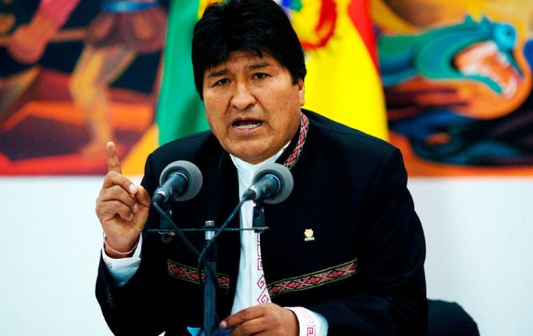 “Quiero decir al pueblo boliviano: estado de emergencia y movilización pacífica y constitucional para defender la democracia”, dijo Evo Morales