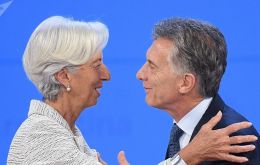 La ex Directora Administradora del FMI Christine Lagarde y el presidente Mauricio Macri sellan con un amigable saludo el rescate de Argentina