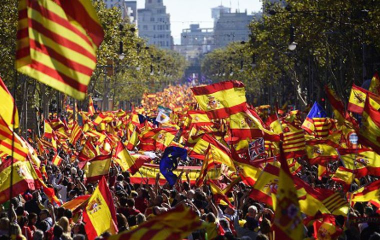 Los “unionistas” ocuparon el céntrico Paseo de Gracia con banderas españolas y catalanas, al grito de “Viva España” y “¡No se quema Barcelona!”