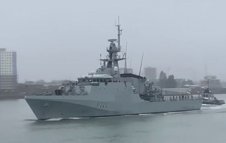 HMS Forth abandona la base naval de Portsmouth en dirección a Falklands