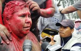 Patricia Arce Guzmán cautiva, descalza y bañada en pintura roja es paseada por patoteros en la localidad de Vinto  