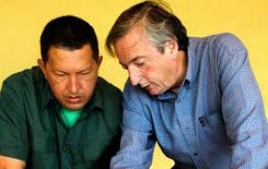 Los fallecidos Hugo Chávez y Néstor Kirchner, firmaron por primera vez un acuerdo para construir los petroleros en 2005. 